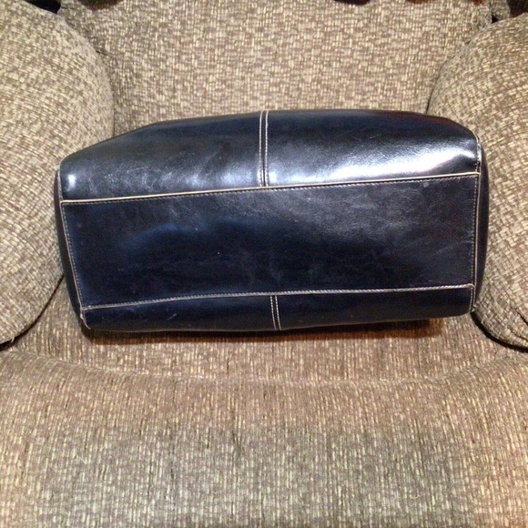 Reaction KennethCole BlackTote SilverHardware BeigeStitching ZipTop OnePocket - Picture 9 of 10